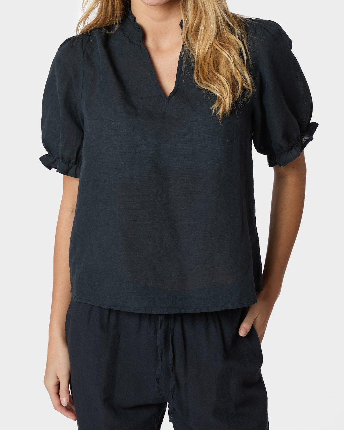 Neo Noir Odesa Linen Bluse Navy NOS26, blå bluse