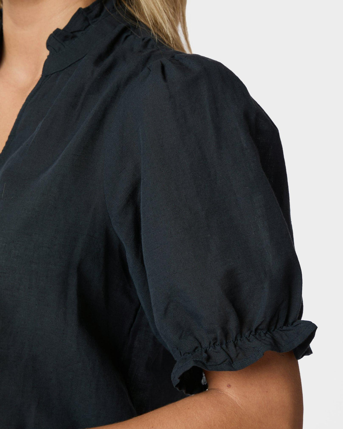 Neo Noir Odesa Linen Bluse Navy NOS26, blå bluse