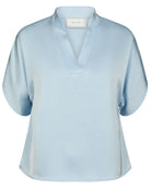 Anelle Heavy Sateen Bluse Light Blue fra Neo Noir, blå satinbluse