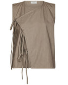 Lasa C Poplin Top Taupe fra Neo Noir, brun top med bindebånd